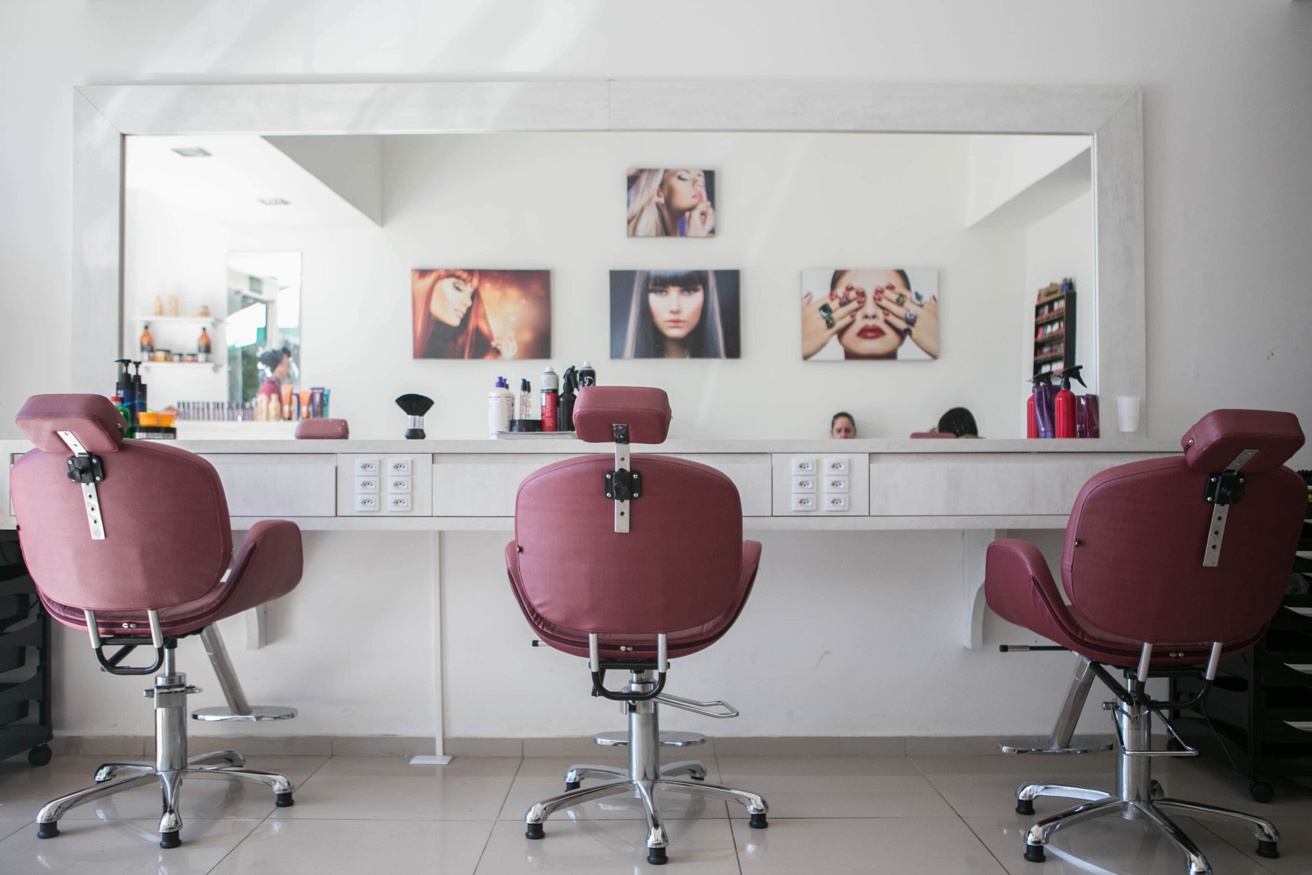 Un salon de coiffure avec 3 postes de coiffure