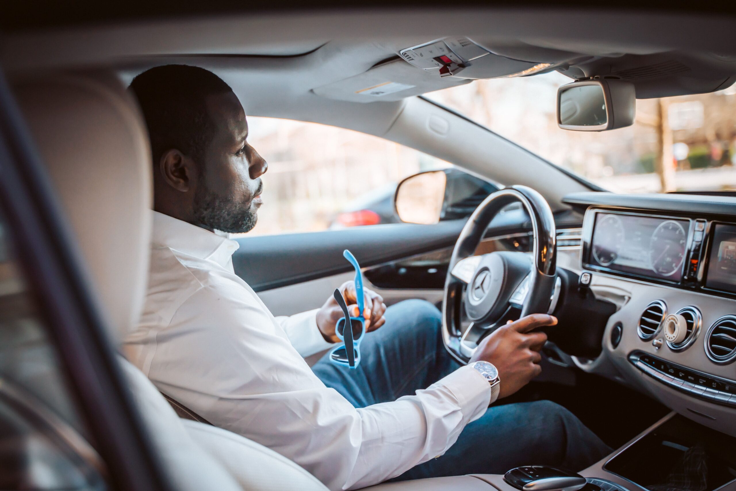 Dirigeant au volant de sa voiture