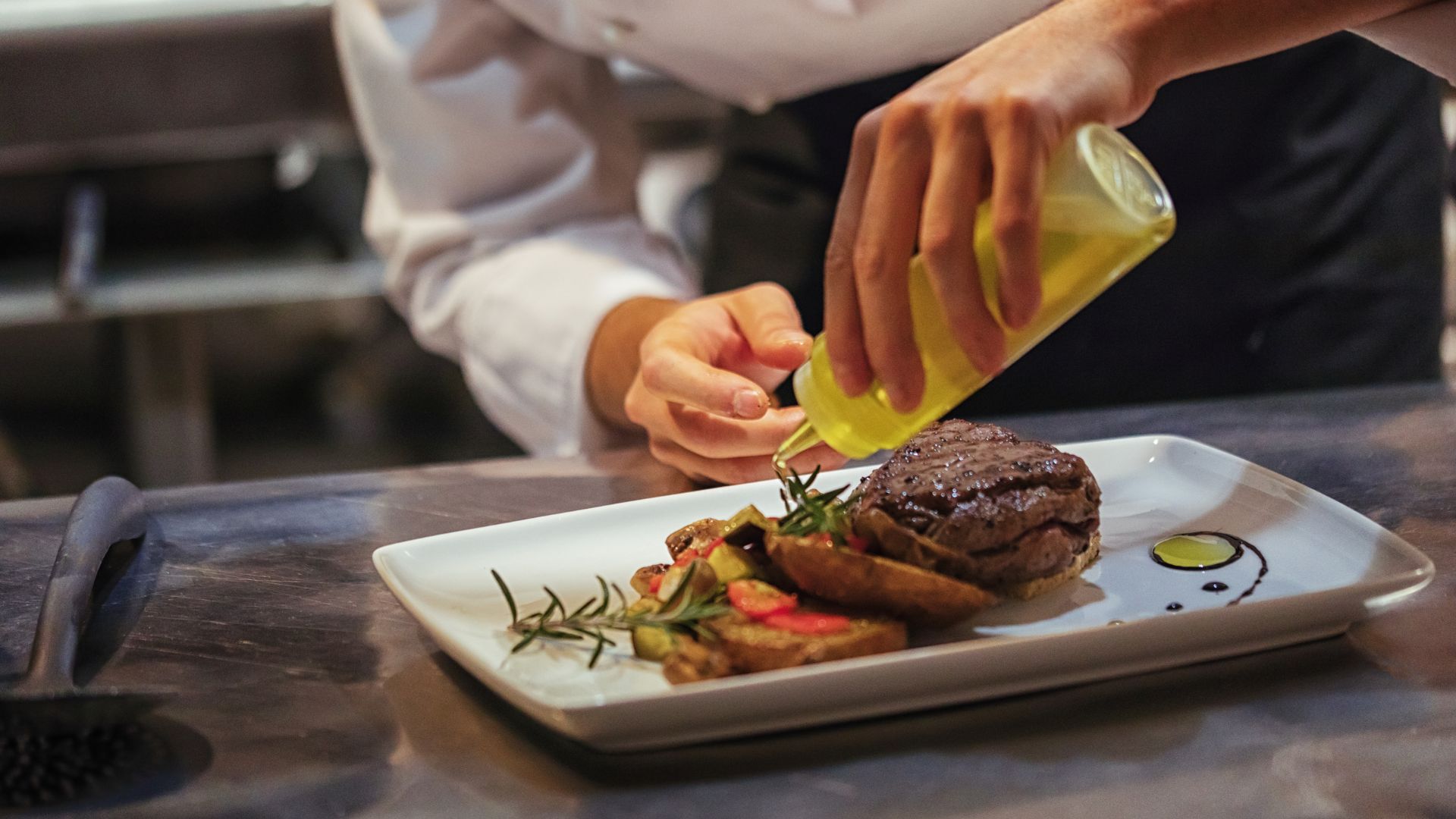 Restaurateur préparant un plat